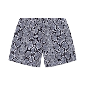 Puede incluir: Pantalones cortos con estampado de serpiente gris y negro. Los pantalones cortos tienen cierre de botón y un pequeño logotipo en la parte inferior de la pierna derecha. Los pantalones cortos están hechos de un material ligero.