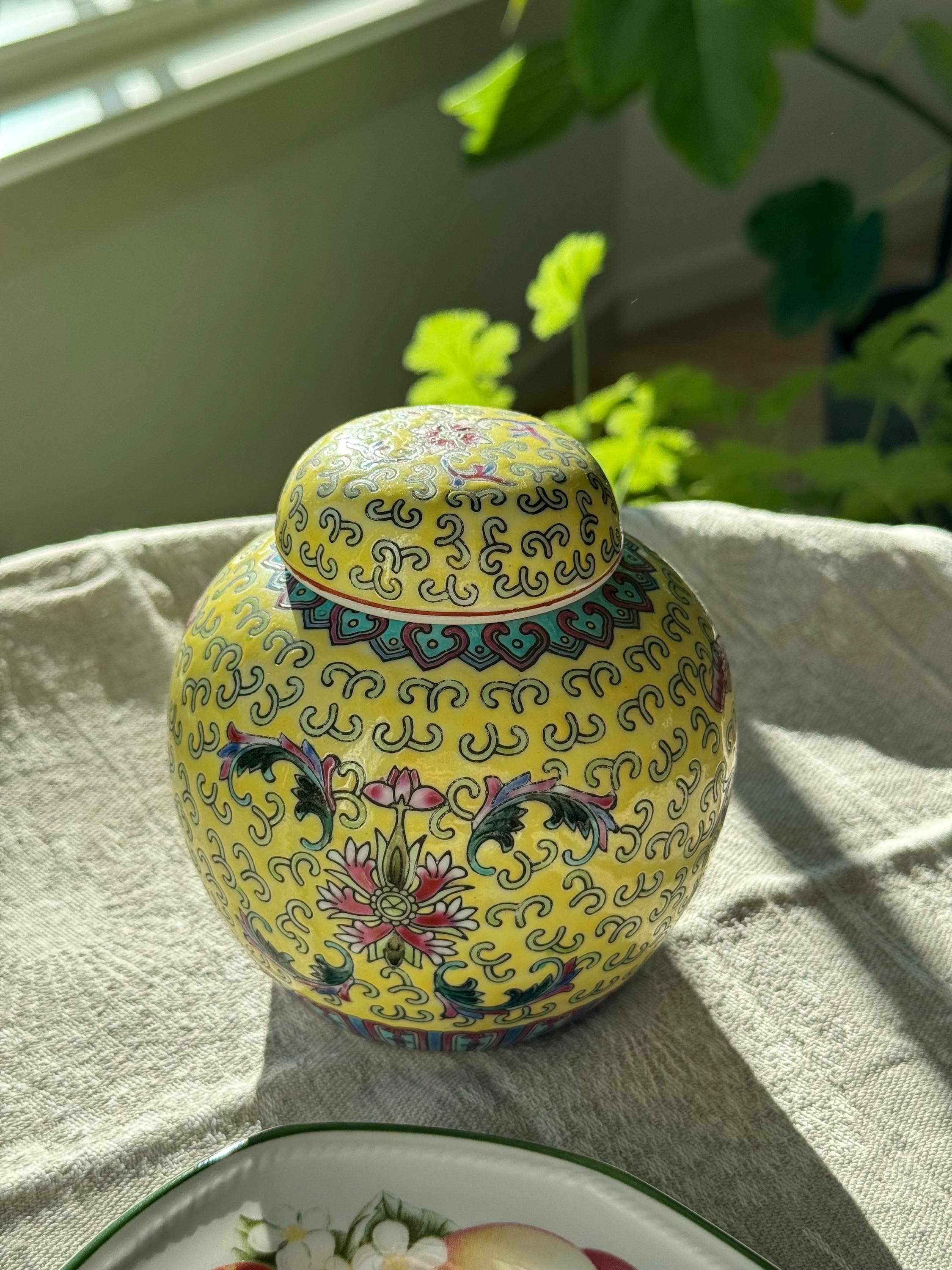 花柄装飾の陶器壺（蓋付き） 花柄装飾の陶器壺（蓋付き） 美術品・アンティーク・コレクション 花柄