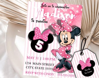 Op de afbeelding: Roze en wit gestreepte verjaardagsuitnodiging met een Minnie Mouse-personage. De uitnodiging luidt "Doe met ons mee om Madison te vieren die 5 jaar wordt" en bevat de datum, tijd, adres en RSVP-informatie. Een roze en wit gestreept kaartje met een Minnie Mouse-hoofd zegt "Bedankt voor uw komst!"