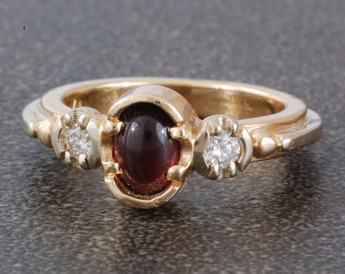 Garnet and diamond ring | cabochon | unique | 14 karat yellow and white gold