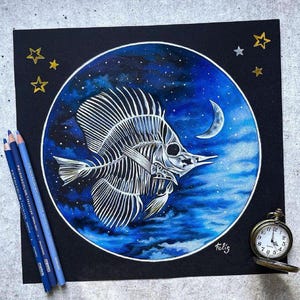Scheletro di pesce morto nel cielo notturno. Disegno realistico con matite colorate su carta nera