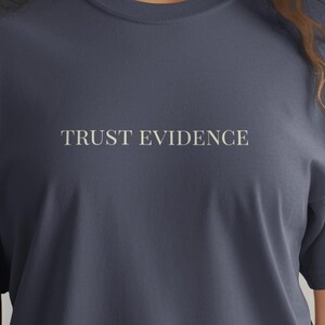 T-shirt TRUST EVIDENCE, t-shirt logique scientifique, vêtement chercheur de vérité, chemise pensée critique, cadeau esprit rationnel, énoncé de philosophie