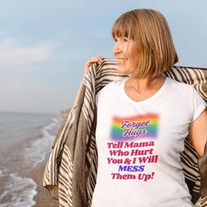 LGBTQママVネック、プライドママVネック、ママハグプライドVネック、ゲイプライドママTシャツ、トランスジェンダーママTシャツ、LGBTQライツTシャツ、レインボーママTシャツ