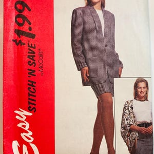 Puede incluir: Un patr&oacute;n de costura vintage para un traje, con una chaqueta y una falda. La portada del patr&oacute;n es roja con el texto "Easy Stitch 'N Save". El traje es de un patr&oacute;n de cuadros blancos y negros.