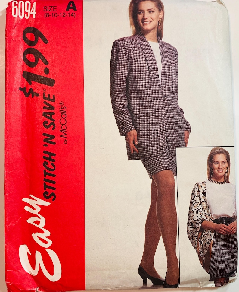 Puede incluir: Un patr&oacute;n de costura vintage para un traje, con una chaqueta y una falda. La portada del patr&oacute;n es roja con el texto "Easy Stitch 'N Save". El traje es de un patr&oacute;n de cuadros blancos y negros.