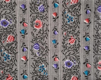 Tela vintage Fat Quarter de algodón ligero o mezcla de algodón a rayas grises con estampado floral verde azulado, rojo y morado de Manes Fabrics Company. Costura lenta.
