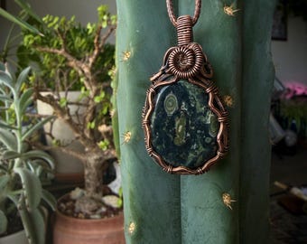 Colgante de jaspe kambaba envuelto en cobre