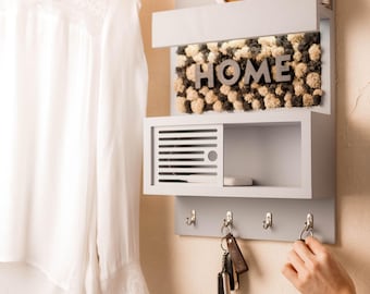 Lichtgrijze houten sleutelhouder met plank: mosdecor en metalen haken