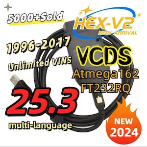 Op de afbeelding: Zwarte VCDS-diagnosetool met een USB-kabel. De afbeelding bevat de tekst "5000+ Sold", "1996-2017", "Unlimited VINs", "25.3", "multi-language", "NEW 2024", "HEX-V2 NEW ARRIVAL", "VCDS", "Atmega162" en "FT232RQ".