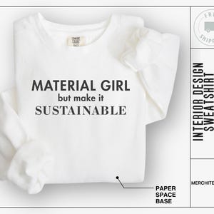 Puede incluir: Sudadera blanca con el texto "MATERIAL GIRL but make it SUSTAINABLE" impreso en negro.