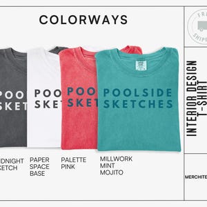 Puede incluir: Cuatro camisetas de diferentes colores con el texto "POOLSIDE SKETCHES" impreso en la parte delantera. Los colores son midnight sketch, paper space base, palette pink y millwork mint mojito.