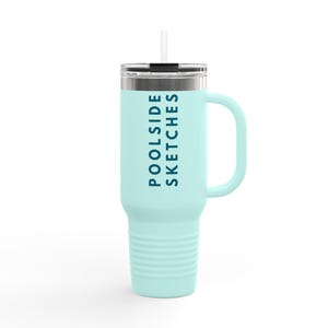 Puede incluir: Un vaso de acero inoxidable azul claro con tapa negra y asa. El vaso tiene un diseño acanalado y el texto "POOLSIDE SKETCHES" impreso en el lateral.