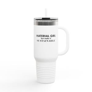Puede incluir: Un vaso de acero inoxidable blanco con tapa negra y asa. El vaso tiene el texto "MATERIAL GIRL but make it SUSTAINABLE" impreso en el lateral.