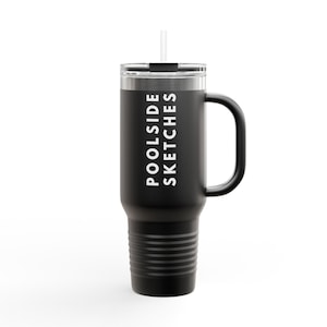 Puede incluir: Vaso térmico negro con asa y pajita. El vaso tiene la inscripción vertical blanca "Poolside Sketches". Diseñado para mantener las bebidas frías o calientes. Un regalo práctico.