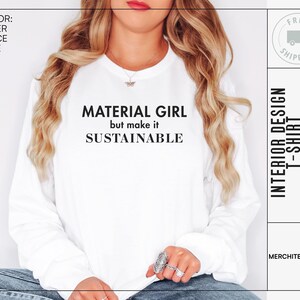 Puede incluir: Camiseta blanca con el texto "MATERIAL GIRL but make it SUSTAINABLE" impreso en la parte delantera. La camiseta está diseñada por un diseñador de interiores para diseñadores de interiores.