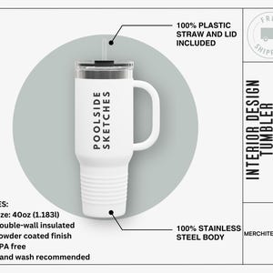 Puede incluir: Vaso aislado blanco con asa, el texto "POOLSIDE SKETCHES" y una tapa y pajita negras. El vaso es de 1,183l, con aislamiento de doble pared y acabado con recubrimiento en polvo. También se ve el texto "INTERIOR DESIGN TUMBLER".