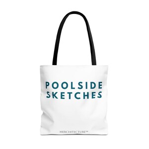 Puede incluir: Bolsa de tela blanca con asas negras y el texto "POOLSIDE SKETCHES" en letras azul turquesa. El texto "MERCHITECTURE™" está impreso en letras negras más pequeñas en la parte inferior de la bolsa.