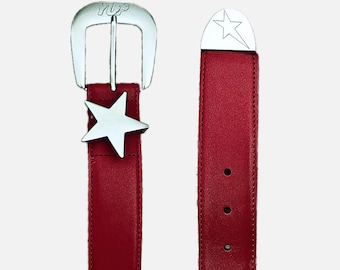 Cinto de couro vermelho, com fivela e passador em forma de estrela de metal resistente.