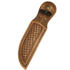 Puede incluir: Una funda de cuero marrón para cuchillo con un patrón de tejido de cesta grabado en la superficie frontal. La funda incluye una correa superior con un cierre de botón metálico y costuras oscuras a lo largo de los bordes de la estructura.