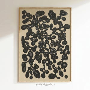 Op de afbeelding: Abstracte kunstafdruk met een netwerk van zwarte, organische vormen op een beige achtergrond, omlijst in een lichtbruine houten lijst. De tekst "LOTUS WALL PRINTS" is zichtbaar onderaan de print.