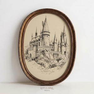 以下が含まれることがあります： 複数の塔と尖塔がある城のペンとインクの絵が描かれた、楕円形のフレームプリント。 アートワークはクリーム色の背景に設定され、金色の楕円形のフレームに収められています。 テキスト「LOTUS WALL PRINTS」が下にあります。