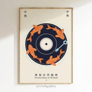 Può includere: Stampa artistica incorniciata con un design di pesci koi arancioni che nuotano attorno a un giradischi blu navy. La stampa include testo in inglese e cinese. Decorazione murale.