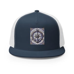 Puede incluir: Una gorra de camionero azul marino y blanca con un diseño de brújula y ancla náutica. El diseño presenta el texto "Nautical History" y "Seafaring Pirates".