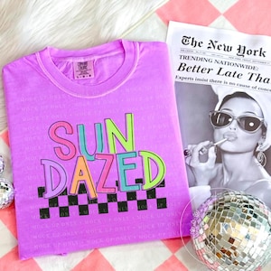 PNG Sun Dazed, PNG Neon a scacchi baciato dal sole, PNG Vacanza, Design maglietta estiva luminosa, PNG Spiaggia, PNG Sole, PNG Vacanza, Estate