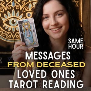 Könnte beinhalten: Eine Tarotkarte mit der Abbildung der Hohen Priesterin, überlagert mit dem Text SAME HOUR MESSAGES FROM DECEASED LOVED ONES TAROT READING ULTRA DETAILED sowie Symbolen einer schreibenden Hand und eines offenen Buches.