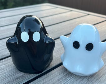 Conjunto de figuras de fantasmas de resina en blanco y negro – Decoración de fantasmas de Halloween hecha a mano, decoración de estante espeluznante y adorable
