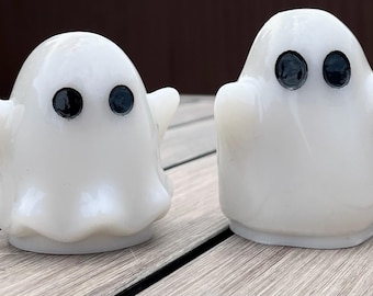 Juego de 2 figuras de fantasmas blancos hechas a mano / Decoración espeluznante y adorable para Halloween / Fantasmas de resina / Decoración para estantes y repisas