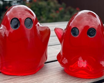 Juego de 2 figuras de fantasmas de resina roja – Decoración espeluznante de Halloween, lindos fantasmas hechos a mano, decoración gótica para estantes