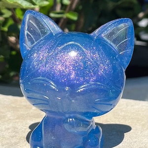 Figurka kota z żywicy Color Shift Blue – opalizująca, brokatowa rzeźba kotka – ręcznie robiony prezent dla miłośnika kotów – lśniący wystrój domu