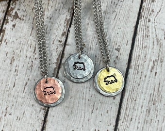 Colar com símbolo de urso: pingente de metal estampado à mão, corrente de aço inoxidável