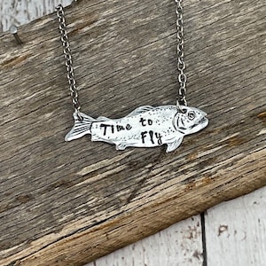 Collar de trucha de aluminio estampado a mano: joyería de pesca con mosca
