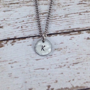 Colar Tiny Initial personalizado com a letra de sua escolha. Martelado e desgastado. Feito de aço inoxidável. Charm estampado à mão.