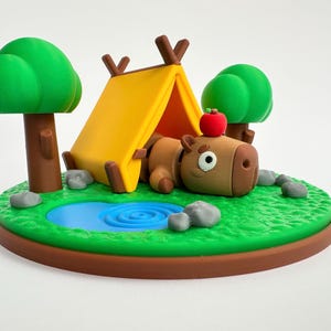 Juguete flexible de carpincho impreso en 3D – Set de miniaturas con escena de camping – Animal de escritorio para inquietarse, decoración kawaii de carpincho