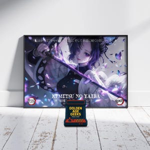 Puede incluir: Un póster enmarcado con un personaje de la serie de anime "Kimetsu no Yaiba" con una espada en la mano. El personaje tiene el pelo morado y lleva un atuendo blanco y morado. El póster está rodeado de un marco negro y tiene texto japonés. El texto dice "Kimetsu no Yaiba" y "Demon Slayer".