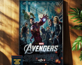 Op de afbeelding: Een filmposter voor de film "The Avengers" met de hoofdpersonages, waaronder Iron Man, Captain America, Thor en Black Widow. De poster is geplaatst tegen een achtergrond van een stadsbeeld met een grote, gestileerde titelkaart. De tekst op de poster luidt "Marvel's The Avengers" en "May 4".