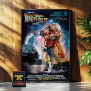 Puede incluir: Un póster de película para Regreso al futuro Parte II con Michael J. Fox y Christopher Lloyd. El póster tiene un esquema de color azul y amarillo con un DeLorean en el fondo. El texto en el póster dice "Regreso al futuro Parte II" y "Estreno 22 de noviembre".