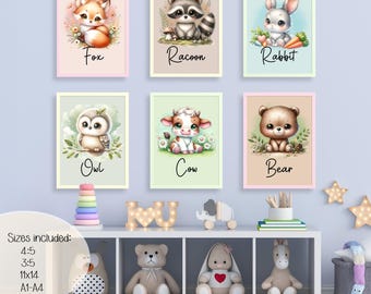 Könnte beinhalten: Sechs gerahmte Aquarelldrucke mit Tieren: Fuchs, Waschbär, Kaninchen, Eule, Kuh und Bär. Jeder Druck hat einen pastellfarbenen Hintergrund und den Namen des Tieres darunter. Die Drucke werden über einem Regal mit Spielzeug ausgestellt.