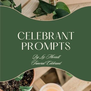 Può includere: Una copertina di libro verde e bianca con il testo "Celebrant Prompts" e "By Liz Morrell Funeral Celebrant". La copertina è su una superficie di legno con una candela accesa e piante verdi.