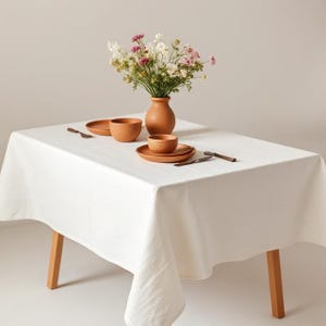 Weiße quadratische Tischdecke aus natürlichem Leinen: Eleganz und Komfort
