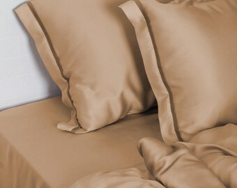 Juego de cama de satén marrón, 100 % algodón, con ribetes y fundas de almohada plisadas.