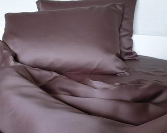 Ropa de cama de satén en tonos marrones: elegancia y comodidad