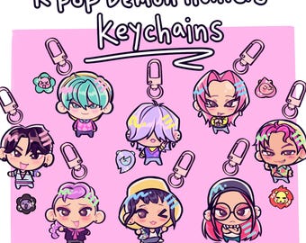 Puede incluir: Ilustración de llaveros K-pop Demon Hunters. La imagen presenta personajes de dibujos animados con varios colores de pelo y atuendos, cada uno adjunto a un llavero plateado. El fondo es rosa, y el texto "K-pop Demon Hunters Keychains" está en la parte superior.