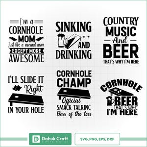 Op de afbeelding: Een verzameling zwart-witte ontwerpen met het thema cornhole met tekst. Zinnen zijn onder meer "Cornhole Mom", "Sinking and Drinking" en "Country Music and Beer". De ontwerpen bevatten cornhole-boards en bierpullen.