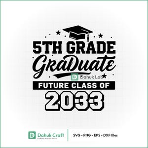 以下が含まれることがあります： 5年生卒業生向けの白黒グラフィックデザイン。「5TH GRADE Graduate FUTURE CLASS OF 2033」のテキストと卒業キャップと星が特徴です。SVG、PNG、EPS、DXFファイル用です。