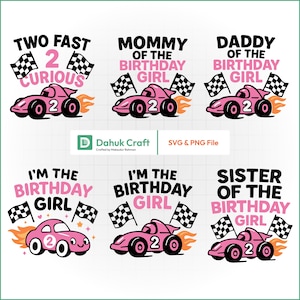 Op de afbeelding: Een verzameling roze raceauto-ontwerpen met tekst voor een verjaardag. De ontwerpen bevatten zinnen als "Two Fast", "Mommy of the Birthday Girl" en "I'm the Birthday Girl". Elke auto heeft het nummer "2" en geblokte vlaggen.