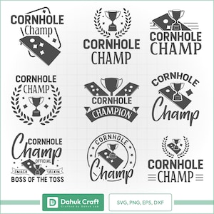 Puede incluir: Una colección de nueve diseños en blanco y negro con temática de cornhole. Cada diseño presenta las palabras "Cornhole Champ" o "Cornhole Champion" con ilustraciones de tableros de cornhole, trofeos y coronas de laurel. La parte inferior de la imagen incluye "SVG, PNG, EPS, DXF".